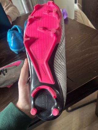 Botas de fútbol Nike plateadas y rosas