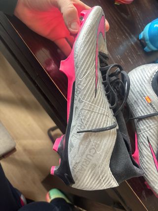 Botas de fútbol Nike plateadas y rosas
