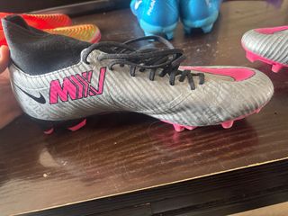 Botas de fútbol Nike plateadas y rosas