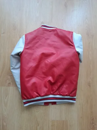 Cazadora Beisbolera Kiabi Roja y Blanca