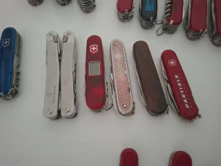35 Coltellini Victorinox vari modelli + pinza mult