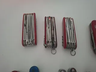 35 Coltellini Victorinox vari modelli + pinza mult