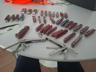 35 Coltellini Victorinox vari modelli + pinza mult