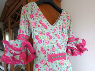 Vestido de flamenca floral con volantes