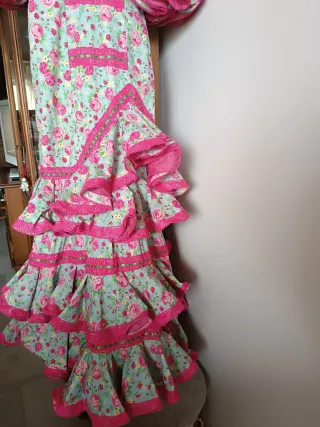 Vestido de flamenca floral con volantes