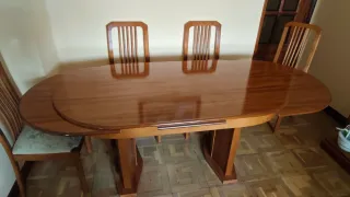 Mesa de comedor de madera
