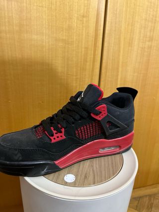 Zapatillas Jordan Rojas y Negras