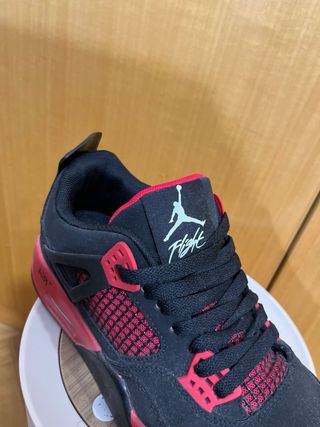 Zapatillas Jordan Rojas y Negras