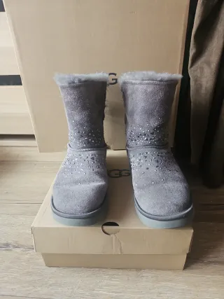 Botas UGG bayley bow ll grises