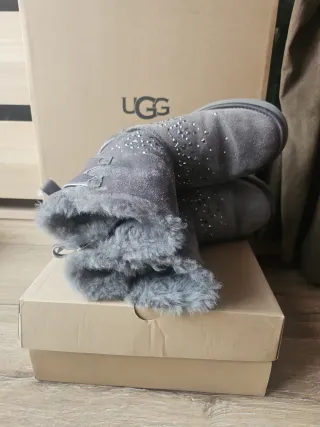 Botas UGG bayley bow ll grises