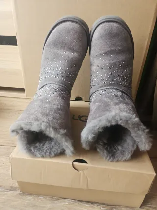 Botas UGG bayley bow ll grises