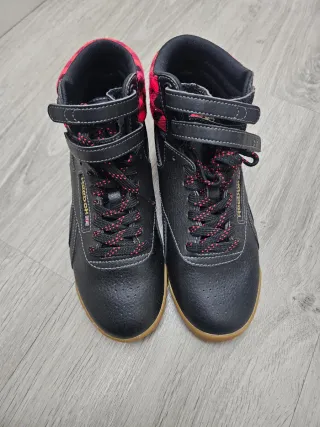 Botas Reebok Negras y Rojas Talla 35.