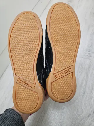 Botas Reebok Negras y Rojas Talla 35.