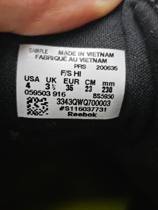 Botas Reebok Negras y Rojas Talla 35.