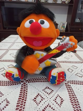 Muñeco Epic y Blas con guitarra