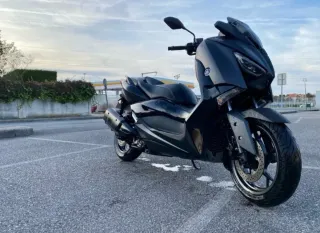 Yamaha Xmax Negra