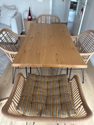Mesa de Madera Maciza + 4 Sillas Ratán