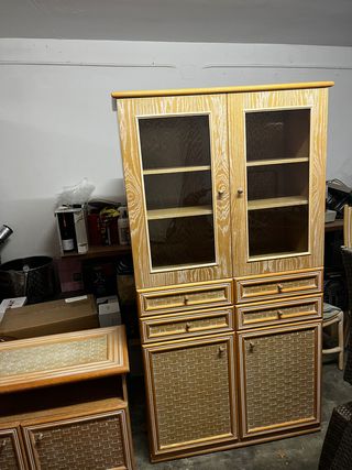 Mueble de madera con vitrina y mimbre