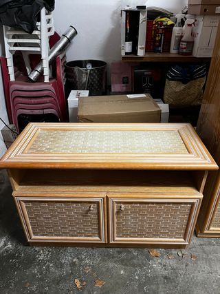 Mueble de madera con vitrina y mimbre