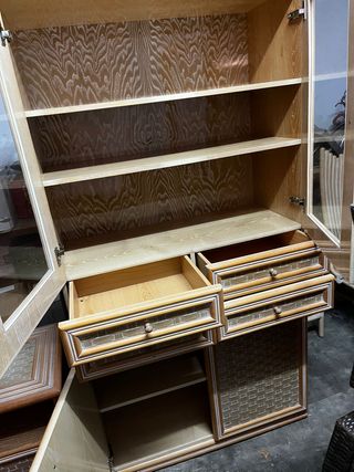 Mueble de madera con vitrina y mimbre