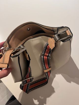 Bolso de hombro blanco y multicolor Parfois.