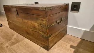 Baúl de madera con detalles metálicos