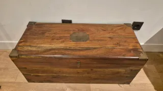 Baúl de madera con detalles metálicos