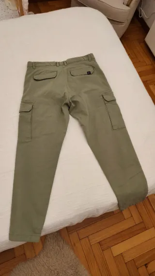 Pantalón cargo Pull&Bear verde