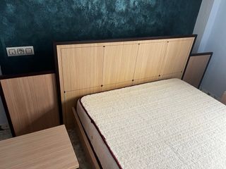 Estructura con cabecero, mesillas y somier