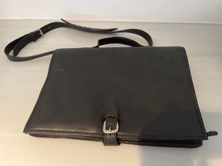 Maletín de cuero negro