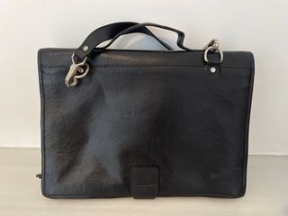 Maletín de cuero negro