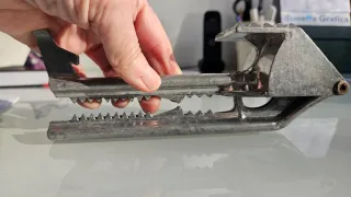 Pressa aglio in metallo