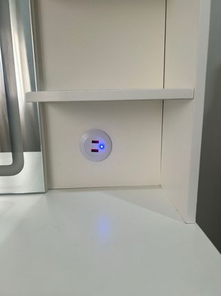 Mesa de tocador moderna com espelho iluminado