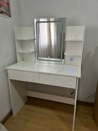 Mesa de tocador moderna com espelho iluminado