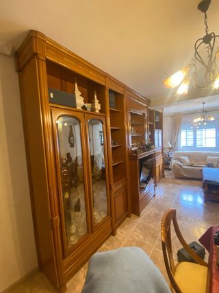 Mueble de salón de madera y cristal