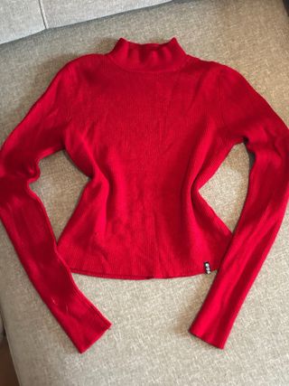 Jersey Pull&Bear cuello alto rojo