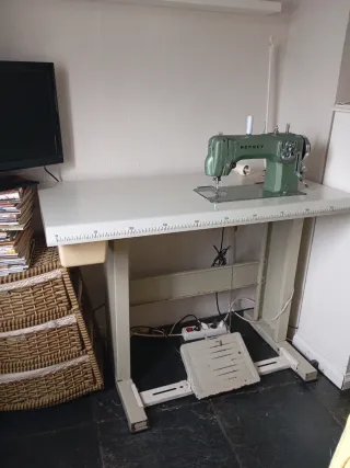 Máquina de coser Refrey vintage