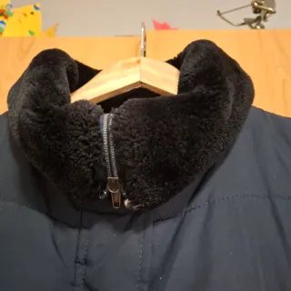 Chaqueta  azul marino.por la rodilla. No pesa nada