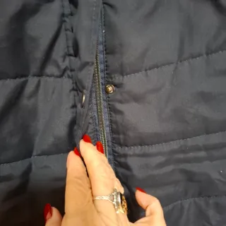 Chaqueta  azul marino.por la rodilla. No pesa nada