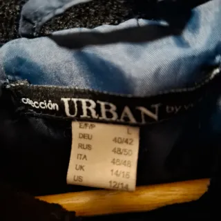 Chaqueta  azul marino.por la rodilla. No pesa nada