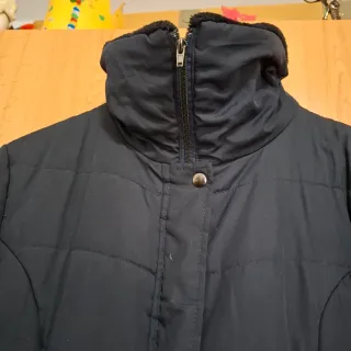 Chaqueta  azul marino.por la rodilla. No pesa nada