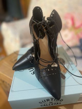 Tacones rojos con cadenas doradas