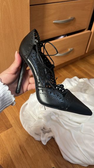 Tacones rojos con cadenas doradas