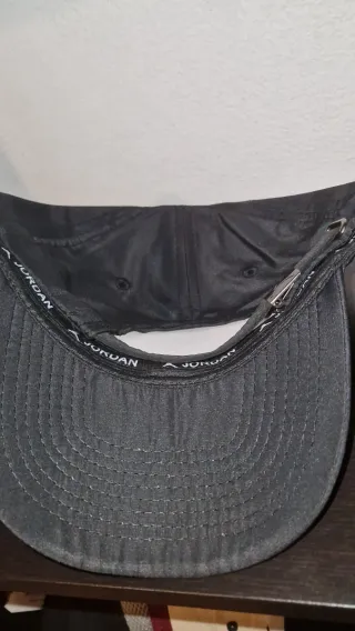 Gorra Jordan Negra con Logo Dorado