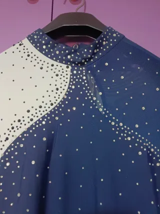 Maillot Patinaje Artístico Blanco y Azul marino.
