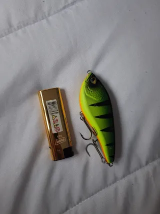 Señuelo de pesca verde y amarillo