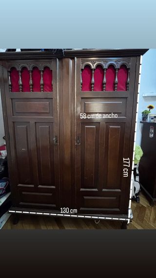 Armario de madera con puertas y detalles