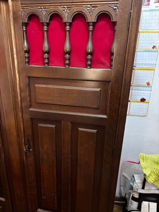 Armario de madera con puertas y detalles