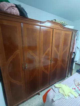 Grande armadio in legno a 6 ante
