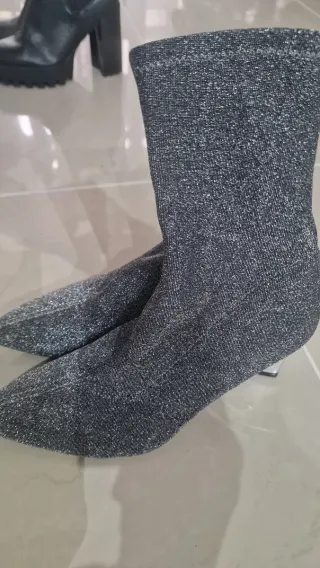 Botas altas negras con hebillas.